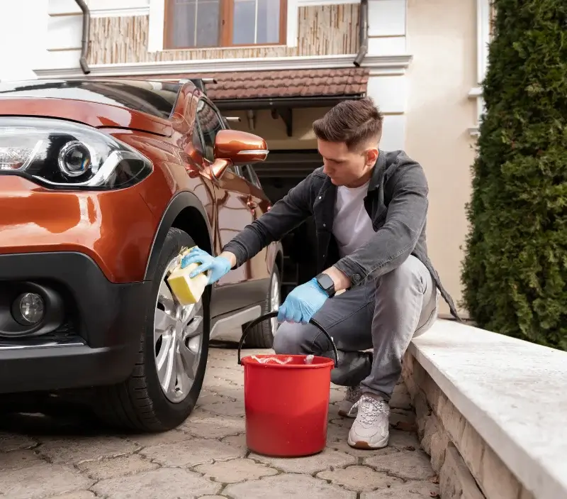Lavage auto à domicile Terssac : professionnel intervenant sur un véhicule